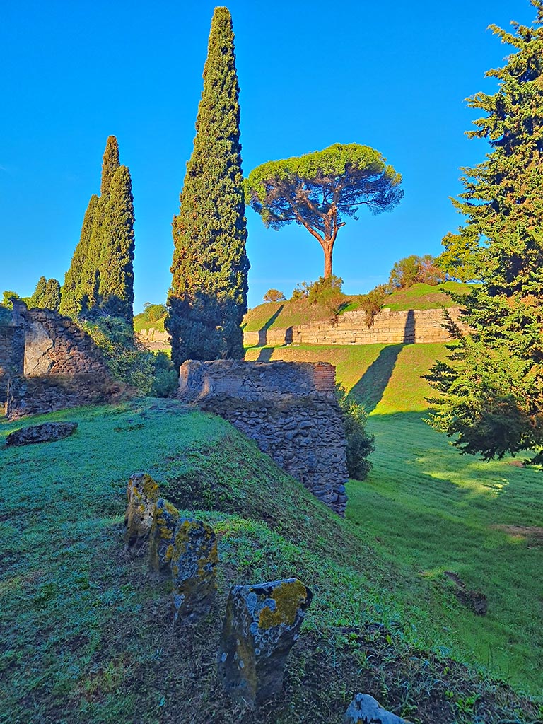 Pompeii Porta Nocera tombs. October 2024.
Tomb 34EN,  looking west to 30EN, and 32EN down the slope. Photo courtesy of Giuseppe Ciaramella.
