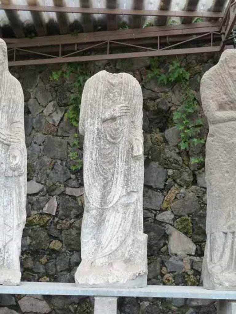 Pompeii Porta Nocera Tomb 34aEN. May 2010.
One of the three statues found, this one was headless but wearing a toga and in the same pose as the male statue. 
