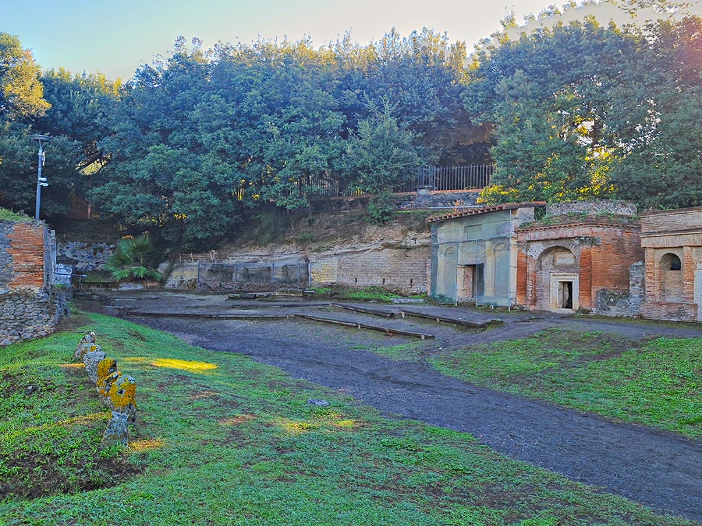 Via delle Tombe, east end, Pompeii. October 2024. Tombs 34EN, 36EN and 38EN, on left. Looking east along roadway.
Looking south-east across roadway towards Tombs 19ES, 17ES, and 15ES, on right. Photo courtesy of Giuseppe Ciaramella.
