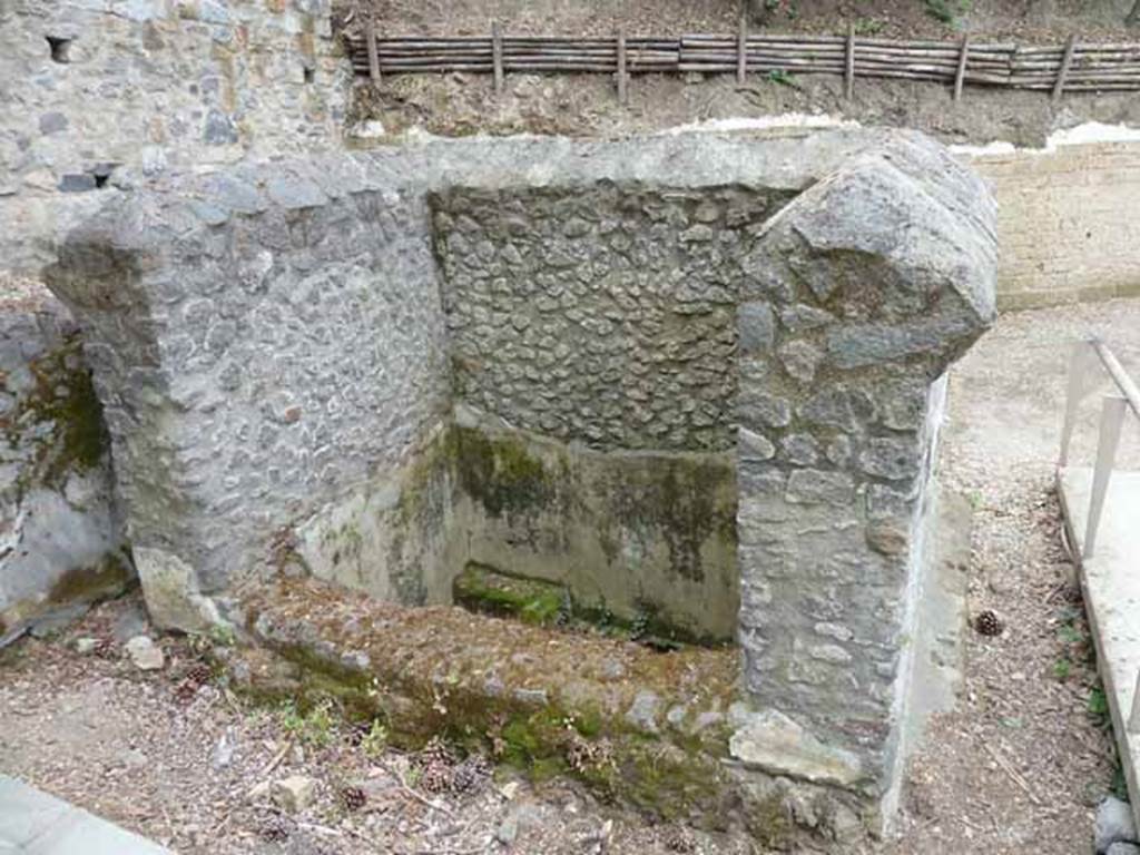 Pompeii Porta Nocera. Tomb 42EN, north side. May 2010.