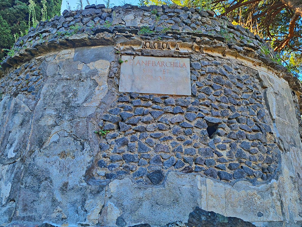 Pompeii Porta Nocera. October 2024. 
Tomb 3ES, north side with white marble plaque, with decorative stucco above. Photo courtesy of Giuseppe Ciaramella.
