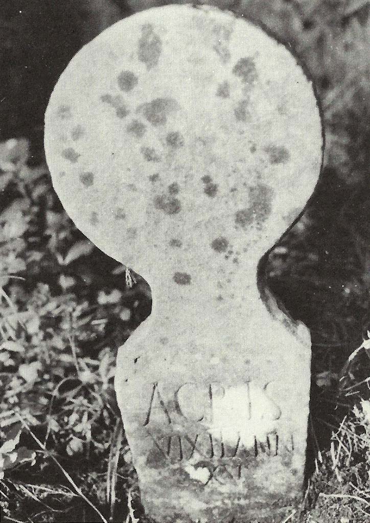 Pompeii Porta Nocera. Tomb 15ES. Marble columella of Acris which had a female hairstyle on the rear.
This has the inscription ACRIS VIXIT ANN(is) XV.
See D’Ambrosio, A. and De Caro, S., 1983. Un Impegno per Pompei: Fotopiano e documentazione della Necropoli di Porta Nocera. Milano: Touring Club Italiano. (15ES).
