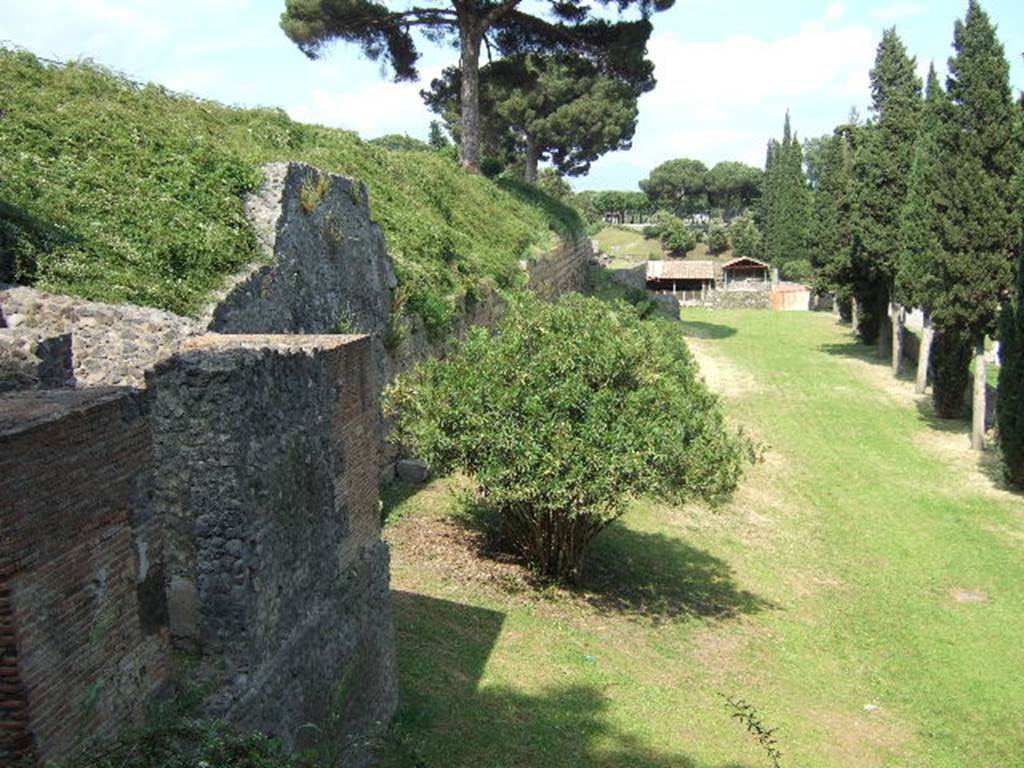 Pompeii Tower II. May 2006. Looking east towards Porta Nocera between city walls and Via delle Tombe.
