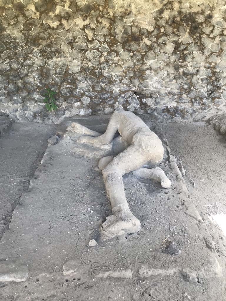 Pompeii, outside Porta Nocera. April 2019.  
Plaster cast of remains of a third fleeing victim found in 1956/7. Photo courtesy of Rick Bauer.
