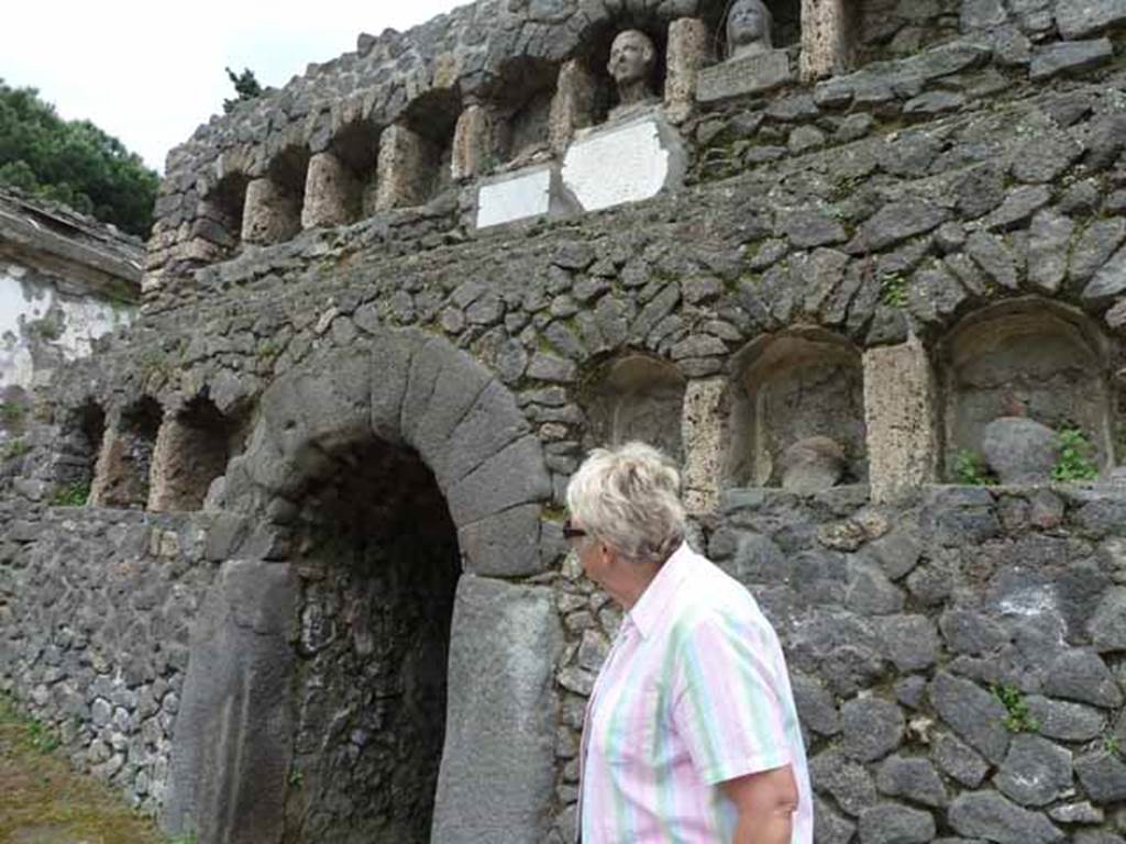 Pompeii Porta Nocera. May 2010. Tomb 7OS. Front facade with many niches and a central entrance corridor.
At the sides of the door the wall has six niches, three per side, but the markers conserved in situ at the time of the excavation were only in only in the western niches.
In the first niche on the right of the door at the time of excavation was a marble columella with the inscription
SPIRON
VIX(it) ANN(is) III
See D’Ambrosio, A. and De Caro, S., 1983. Un Impegno per Pompei: Fotopiano e documentazione della Necropoli di Porta Nocera. Milano: Touring Club Italiano. (7OS)
