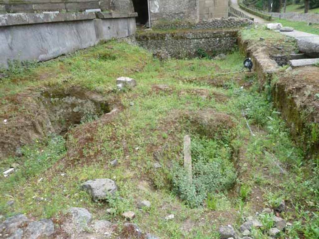 Pompeii Porta Nocera. Tomb 11OS. May 2010.
Area of large terrace on north side of monumental exedra. 

