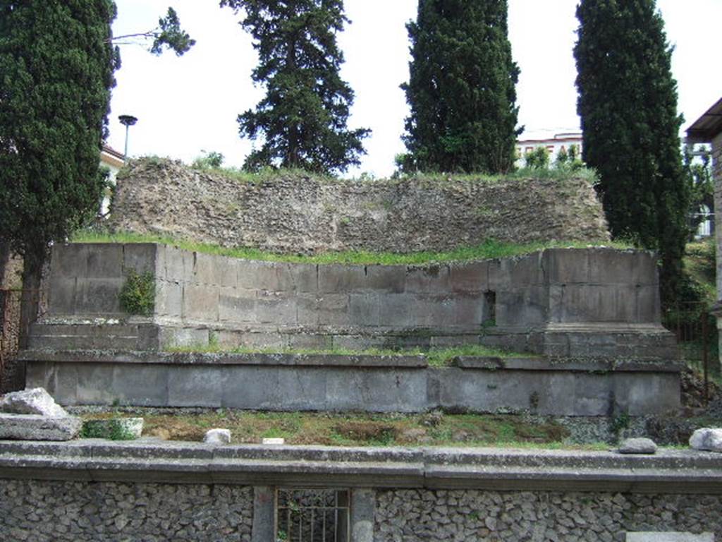 Pompeii Porta Nocera Tomb 11OS. May 2006.
Thirteen columelle were found of which four had inscriptions.

L(ucius)  EVMACHIVS
APRILIS
VIX(it)  ANNIS  XX.

CN(eio)  ALLEIO  MAI  L(iberto)  EROTI  AVGVSTALI
GRATIS  CREATO  CVI
AVGVSTALES  ET  PAGANI
IN  FVNERIS  HONOR(ibus) 
HS  SINGVLA  MILIA
DECREVERVNT  VIXIT  ANNIS  XXII.  This columella was in part lost.

CN(eius)  ALLEIVS  LOGVS
OMNIVM  COLLEGIORV(m)
BENEMERITVS.

POMPONIA  DECH
ARCIS (Decharcis)  ALLEI  NOBILIS
ALLEI  MAI  MATER.

See DAmbrosio, A. and De Caro, S., 1983. Un Impegno per Pompei: Fotopiano e documentazione della Necropoli di Porta Nocera. Milano: Touring Club Italiano. (11OS). 

