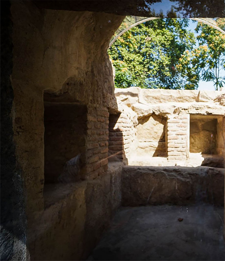 SG5 Pompeii. 2018. View from glass entrance door showing niches.