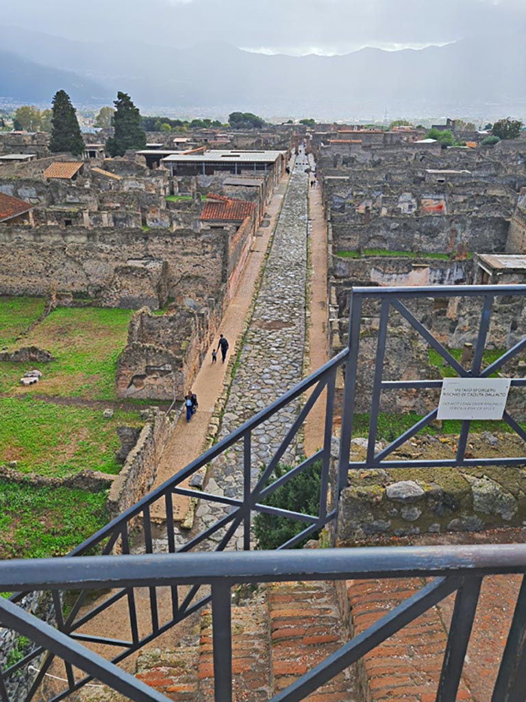 Tower XI, Pompeii. November 2023. 
Looking south from upper floor along Via di Mercurio. Photo courtesy of Giuseppe Ciaramella.
