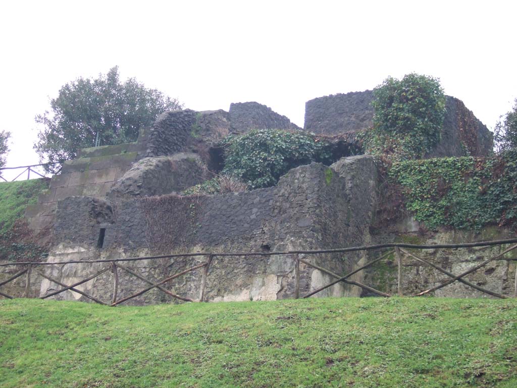 T6 Pompeii. Tower VI. December 2005. East and north sides.