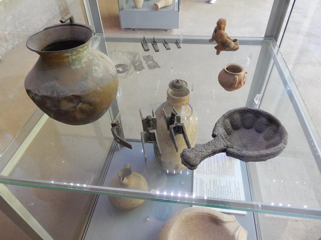 Complesso dei triclini in località Moregine a Pompei. May 2018.
Common ware jar with applied cords with thumbnail decoration.
Stamped mortar produced in the Rome area, used for the grinding of cereals.
Photo courtesy of Buzz Ferebee.
