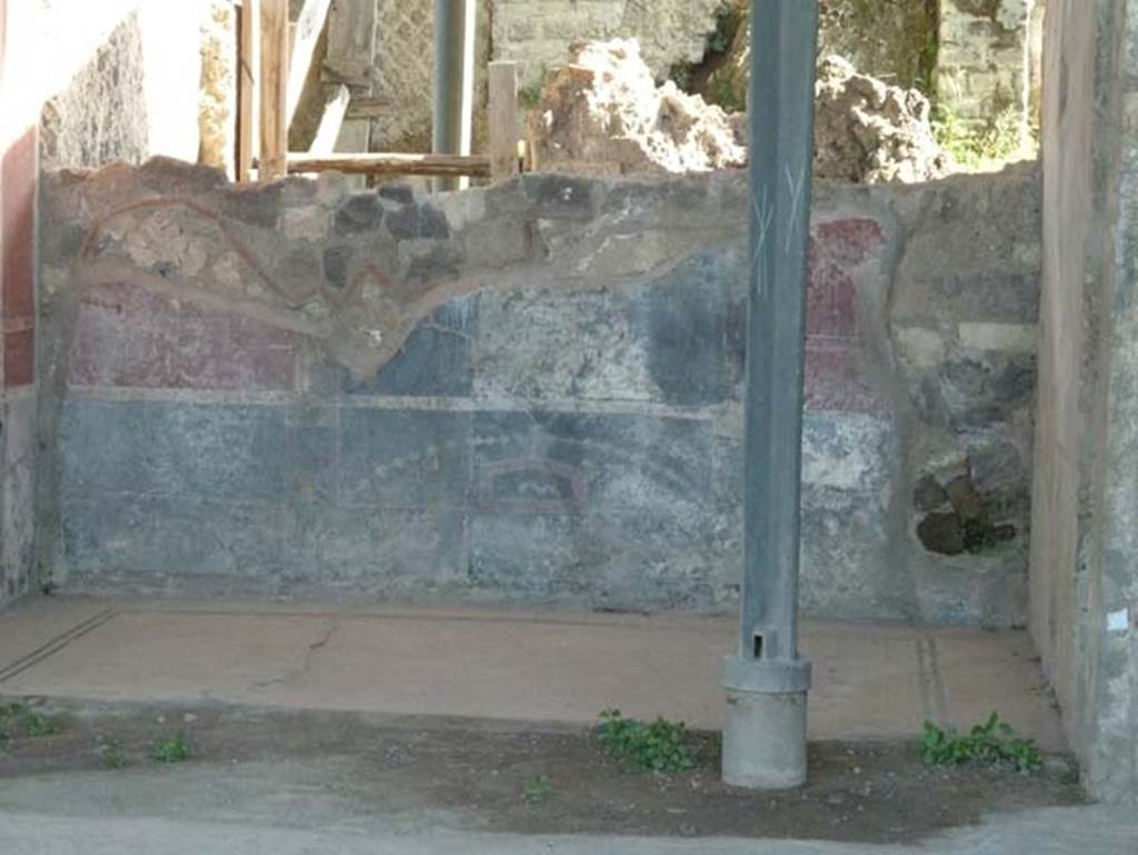 Stabiae, Secondo Complesso, September 2015. Room 21, south wall.
The flooring is made of white mosaic with a border of two black lines around its edges.


