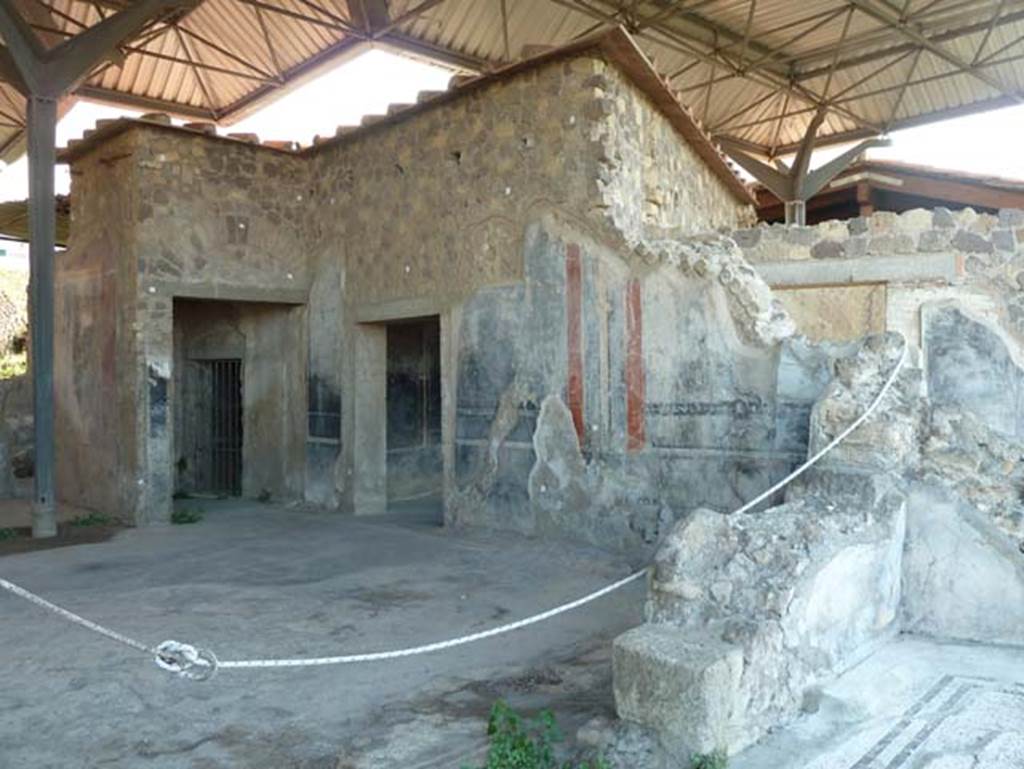 Stabiae, Secondo Complesso, September 2015. 
Room 14, west wall, with entrance doorway and west window to room 12 with mosaic floor, lower right.

