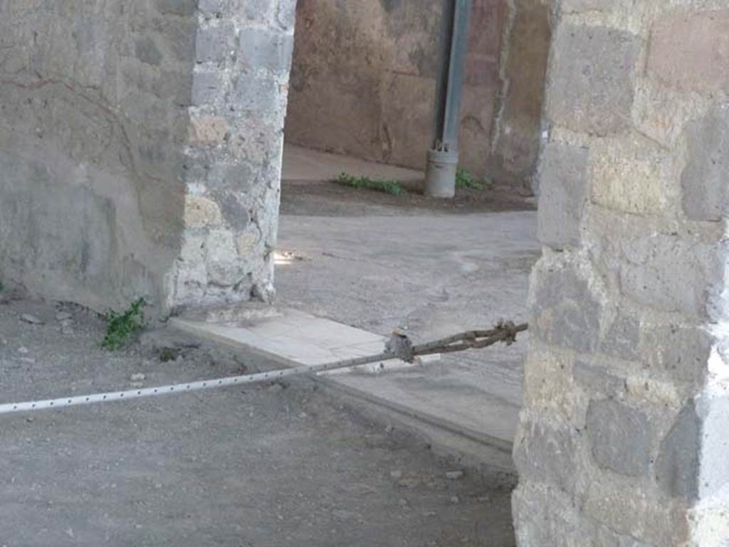 Stabiae, Secondo Complesso (Villa B), September 2015.Marble threshold in doorway in west wall, between rooms 13 and 14.