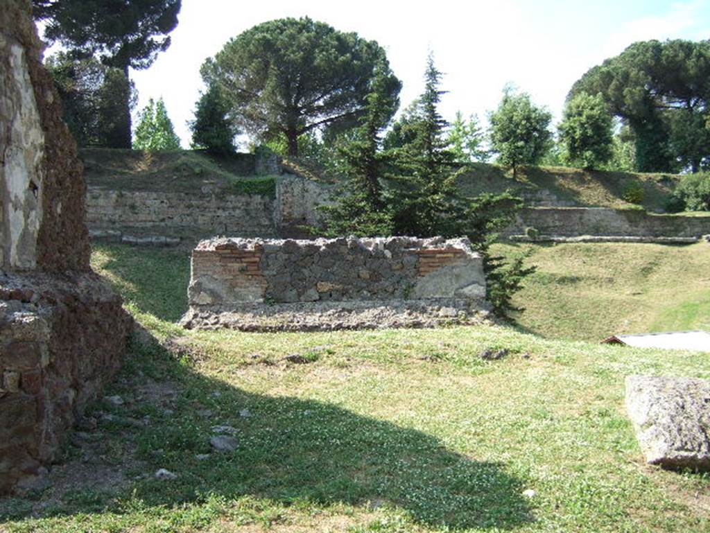 Pompeii Porta Nocera. May 2006. Looking north to city walls behind Tomb 32EN, tomb of Lucius Sepunius Sandilianus?  