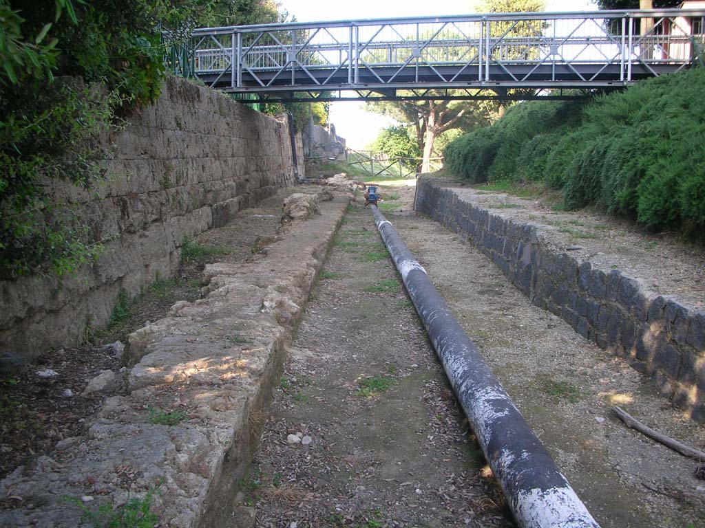 City Walls on south side of Pompeii. May 2010. 
Looking east along City Walls, with Amphitheatre site entrance bridge, above. Photo courtesy of Ivo van der Graaff.
