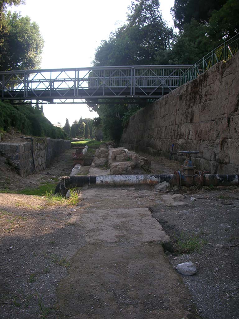 City Walls on south side of Pompeii. May 2010. 
Looking west along City Walls. Photo courtesy of Ivo van der Graaff.
