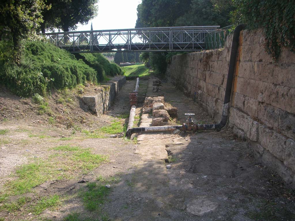 Walls near Tower IV and Amphitheatre, Pompeii, May 2010. Looking west. Photo courtesy of Ivo van der Graaff.