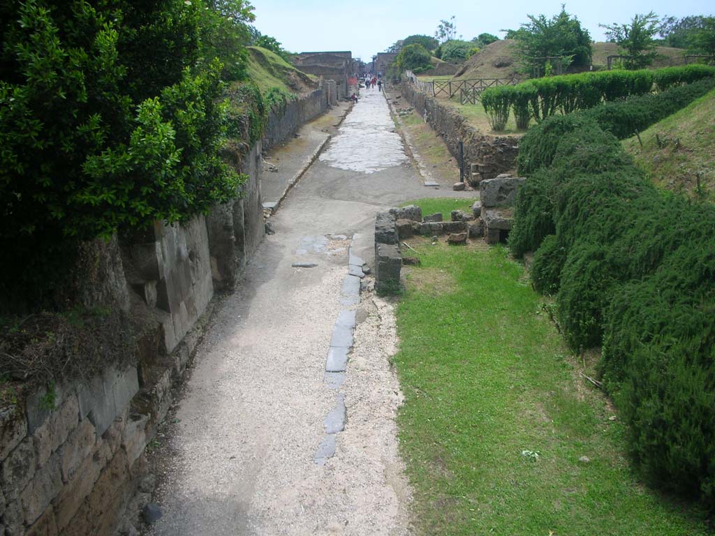 Sarno Gate, Pompeii. May 2010. Looking west from Gate along Via dell’Abbondanza. Photo courtesy of Ivo van der Graaff.