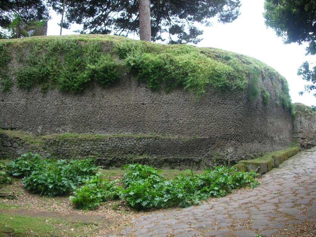 Walls on north-east side of Pompeii. May 2010. Detail of north side of City Wall. Photo courtesy of Ivo van der Graaff.