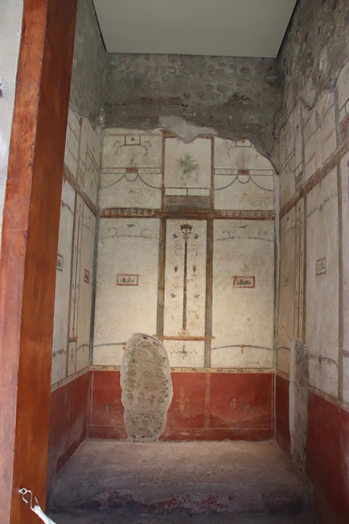 VI.15.1 Pompeii. October 2023. 
Cubiculum (g), looking north through doorway from atrium. Photo courtesy of Klaus Heese.

