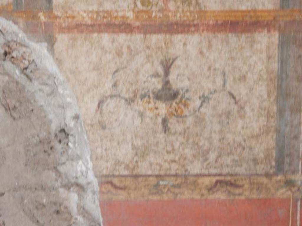 VI.15.1 Pompeii. May 2017. Detail of painted panel from north wall.  Photo courtesy of Buzz Ferebee.
