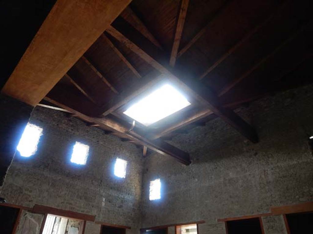 VI.15.1 Pompeii. May 2017. Upper east and south walls of atrium and roof with compluvium. 
Photo courtesy of Buzz Ferebee.



