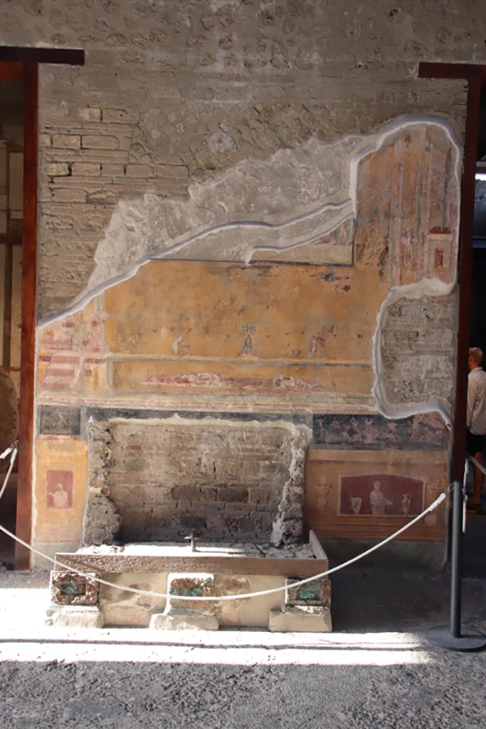 VI.15.1 Pompeii. October 2023. 
Looking towards north wall at east end of atrium between rooms (g) on left, and doorway to small atrium, on right. 
Photo courtesy of Klaus Heese.
