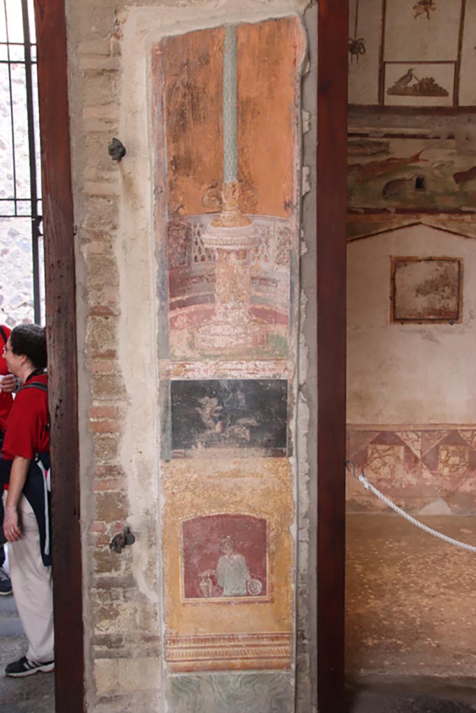 VI.15.1 Pompeii. Pompeii. October 2023.
Looking east towards painted decoration between entrance corridor, on left, and doorway to bedroom, on right.
Photo courtesy of Klaus Heese.
