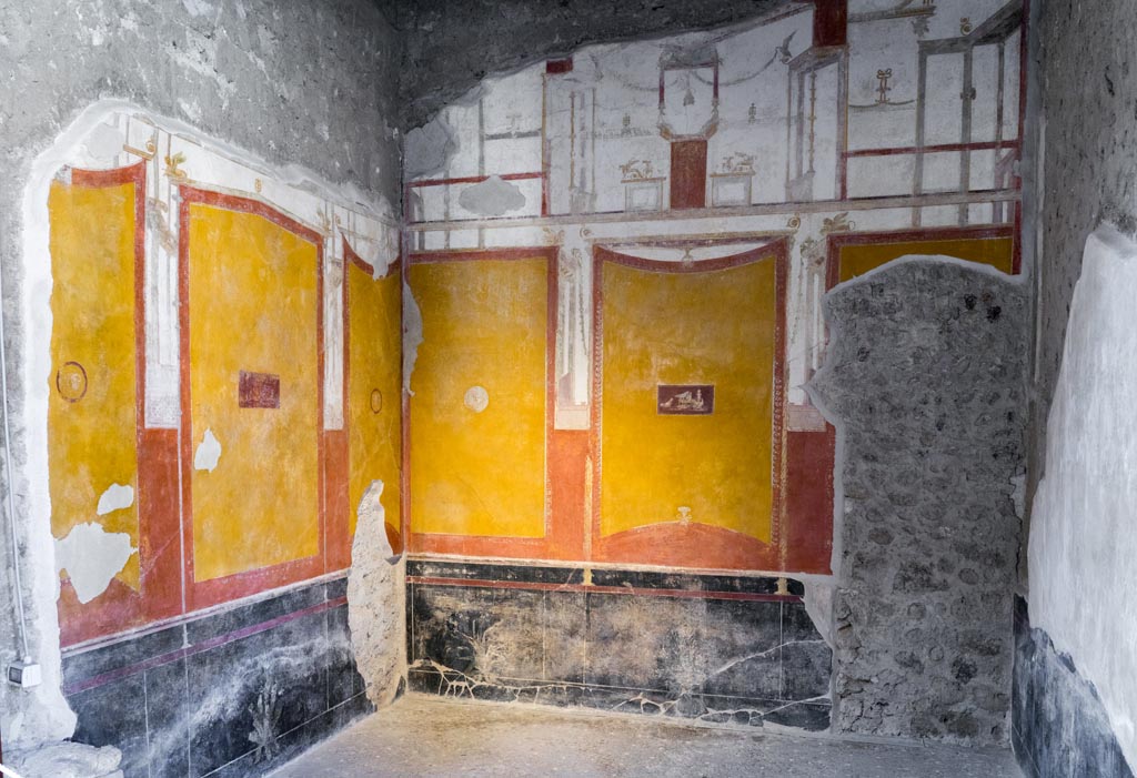 VI.15.1 Pompeii. March 2023. 
Looking towards east wall, on left, and south wall, in centre, of south ala, h. Photo courtesy of Johannes Eber.
