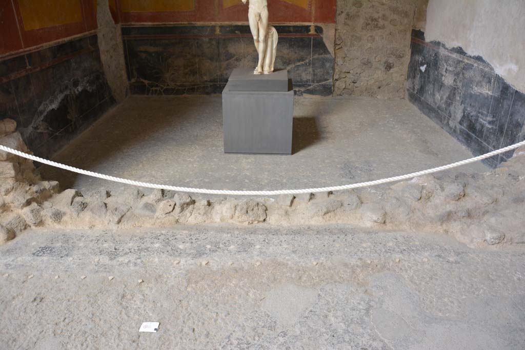 VI.15.1 Pompeii. July 2017. Looking from atrium towards south ala, which was walled up from the atrium.
Foto Annette Haug, ERC Grant 681269 DÉCOR.

