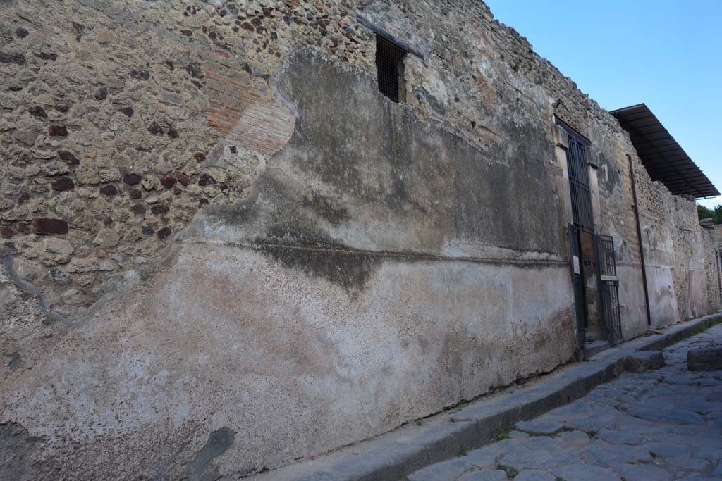 VI.15.1 Pompeii. July 2017. Looking north towards entrance doorway.
Foto Annette Haug, ERC Grant 681269 DÉCOR.
