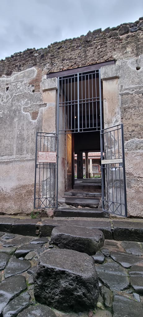 VI.15.1 Pompeii. January 2023. 
Looking west through entrance doorway across atrium towards peristyle.
Photo courtesy of Miriam Colomer.
