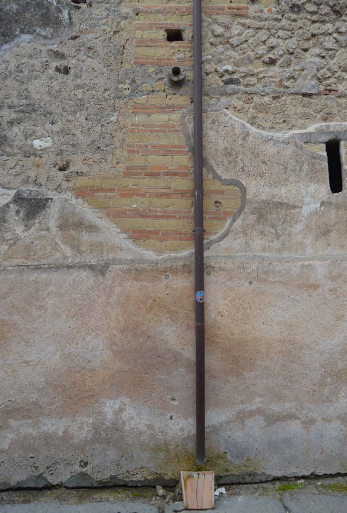 VI.15.1 Pompeii. March 2018. Remaining plaster from north side of entrance doorway.
Foto Taylor Lauritsen, ERC Grant 681269 DÉCOR.
