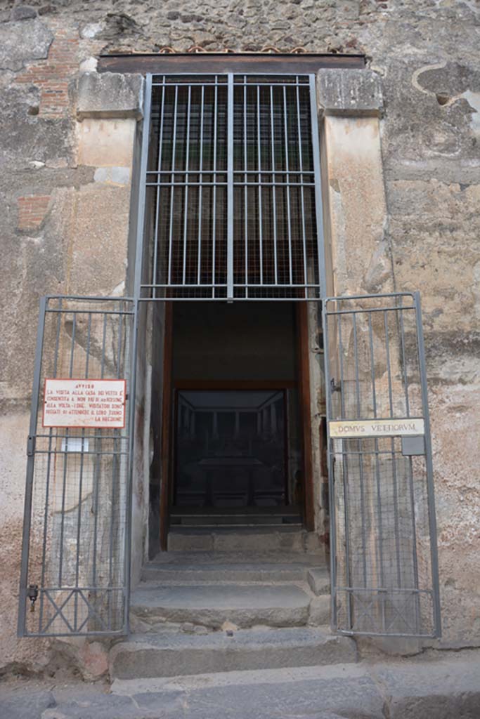 VI.15.1 Pompeii. July 2017. Looking west through entrance doorway.
Foto Annette Haug, ERC Grant 681269 DÉCOR.

