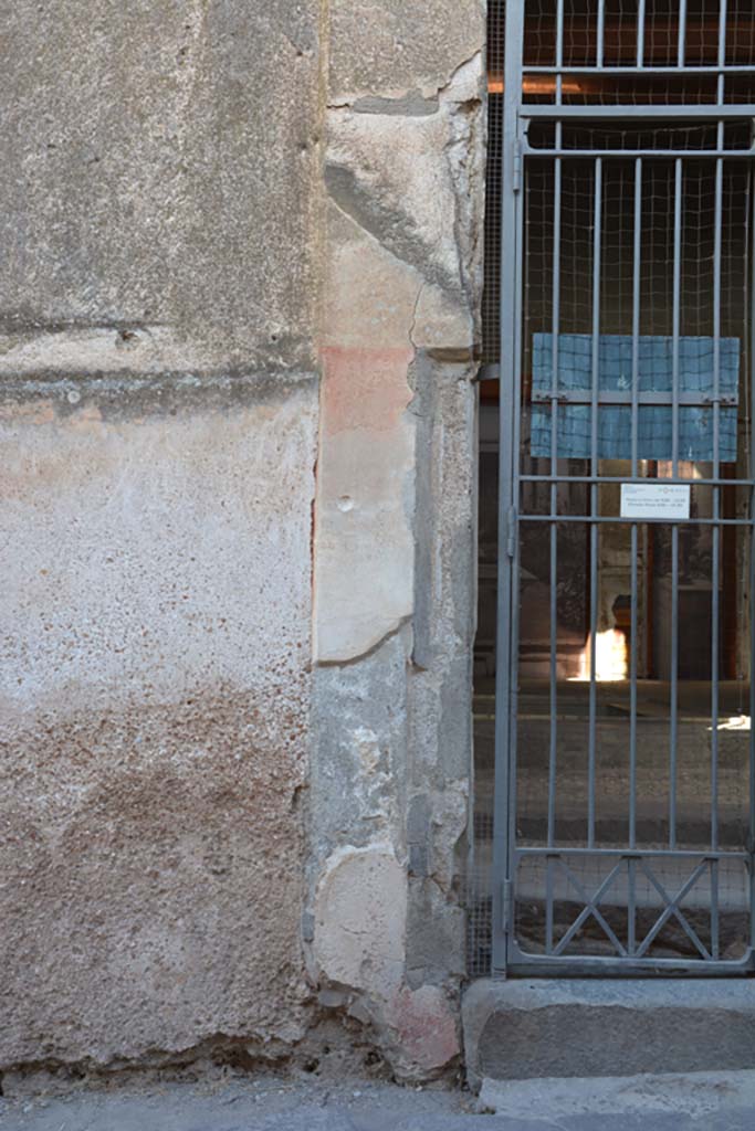 VI.15.1 Pompeii. July 2017. Detail from south side of entrance doorway.
Foto Annette Haug, ERC Grant 681269 DÉCOR.

