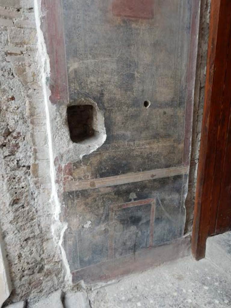 VI.15.1 Pompeii. May 2017. Left hand wall of vestibule. Photo courtesy of Buzz Ferebee.