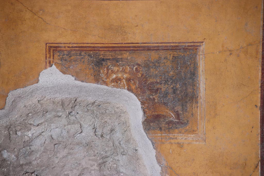 VI.15.1 Pompeii. October 2024. Painting of head on east wall in south-east corner of exedra. Photo courtesy of Klaus Heese.