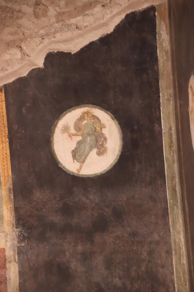 VI.15.1 Pompeii. October 2023. 
Triclinium “t”, painted figure in medallion at the south end of the east wall. 
Photo courtesy of Klaus Heese.

