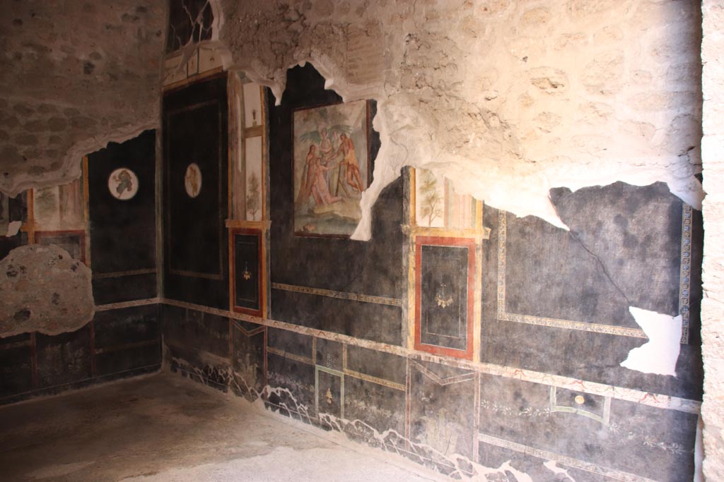 VI.15.1 Pompeii. October 2023. 
Triclinium “t”, looking towards south-east corner and south wall. Photo courtesy of Klaus Heese.
