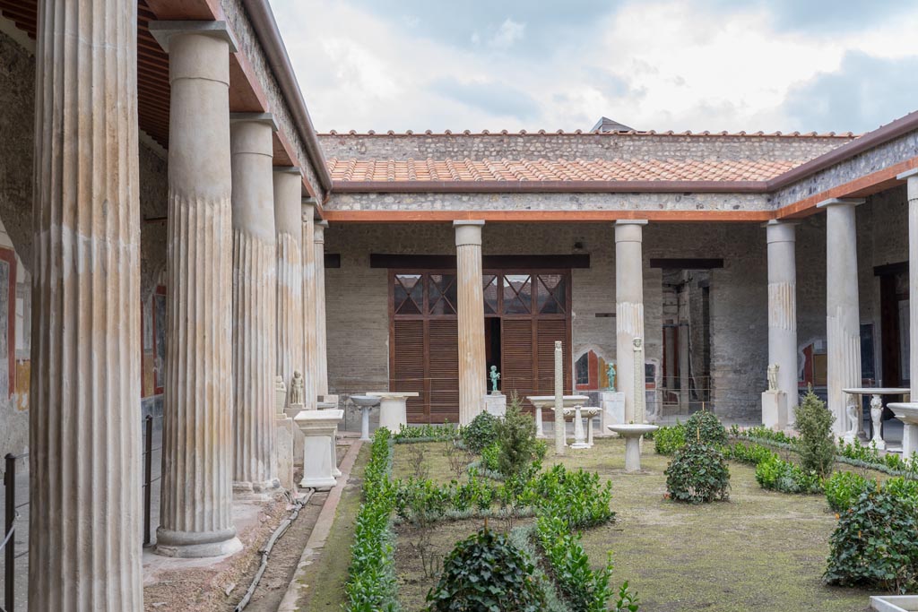 VI.15.1 Pompeii. March 2023. 
Looking towards north portico, with doorway to “cupids’ room” in centre, and doorway into small courtyard and complex of rooms, on right. 
Photo courtesy of Johannes Eber.

