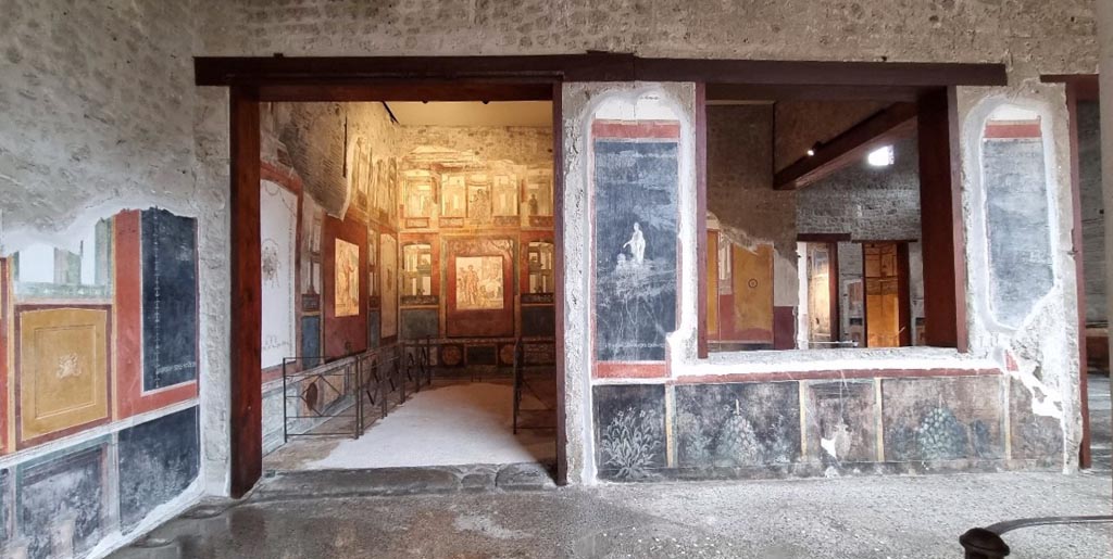 VI.15.1 Pompeii. January 2023. 
North-east corner of peristyle with doorway to exedra, on left, and window into north ala, on right. Photo courtesy of Miriam Colomer.
