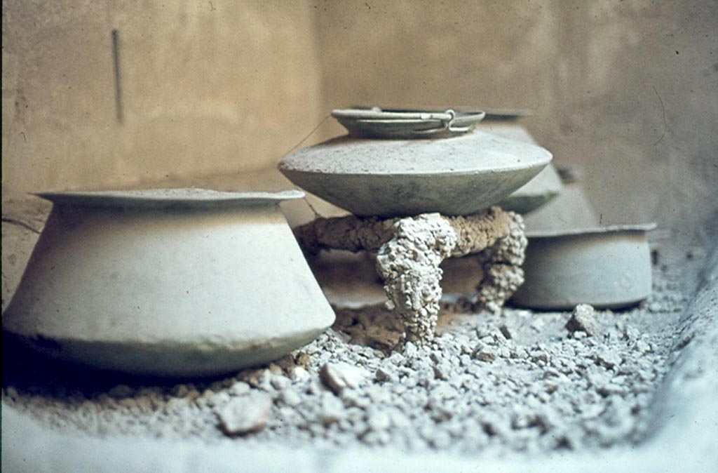 VI.15.1 Pompeii. January 1977. Kitchen hearth with pots and tripod. Photo courtesy of David Hingston.