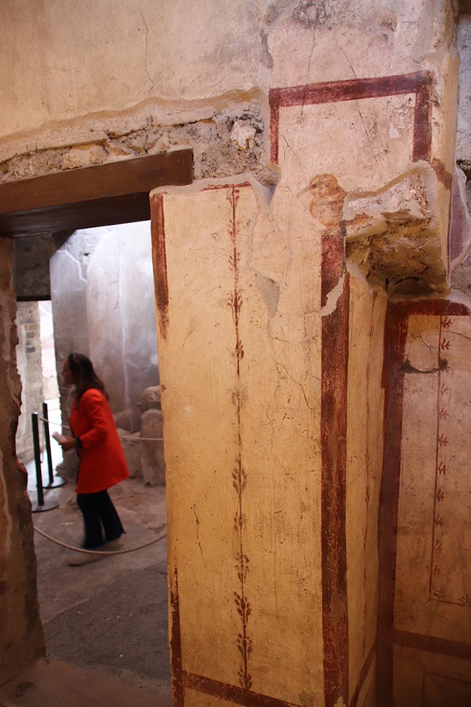 VI.15.1 Pompeii. October 2024. 
South wall of cubiculum (x’), with doorway to kitchen, on left, and recess, on right. 
Photo courtesy of Klaus Heese.
