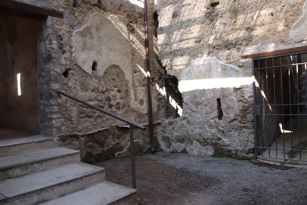 VI.15.27 Pompeii. October 2023. 
Looking towards west wall with steps from room o (PPM numbering), on left. Photo courtesy of Klaus Heese.
According to Sogliano’s plan – the steps must have been built on the site of the latrine, on left.

According to Maiuri’s plan – the steps would be built on the site of the latrine, on left.
See Maiuri, A. ……………………..
