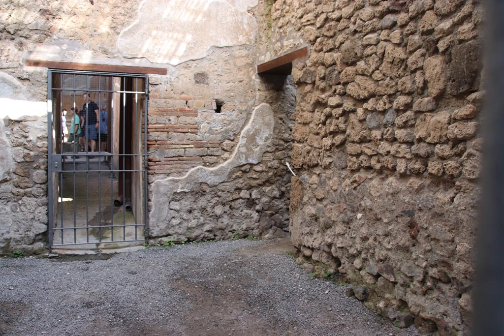 VI.15.27 Pompeii. October 2023. Looking north through corridor leading to atrium. Photo courtesy of Klaus Heese.