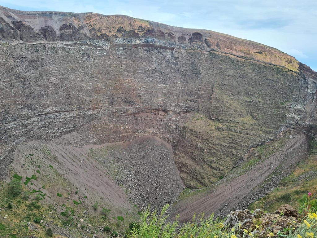 Vesuvius, June 2025. Rim and crater. Photo courtesy of Klaus Heese.
